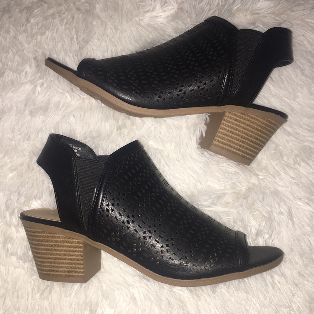 Peep toe block heel shoes